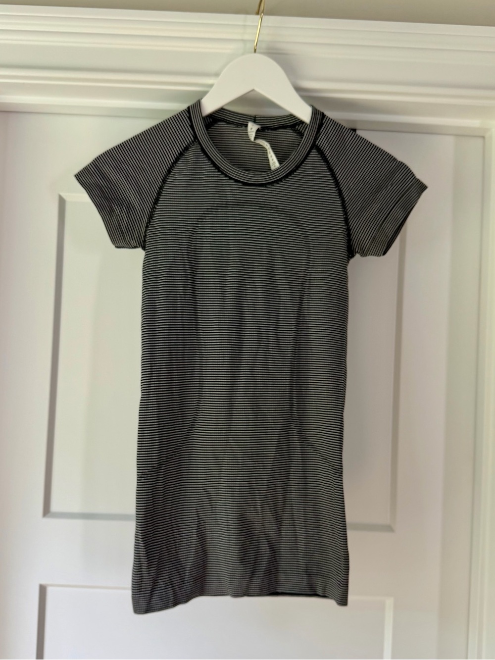 Lululemon Swiftly Tech Short Sleeve Shirt Striped Size 2 Slim Fit